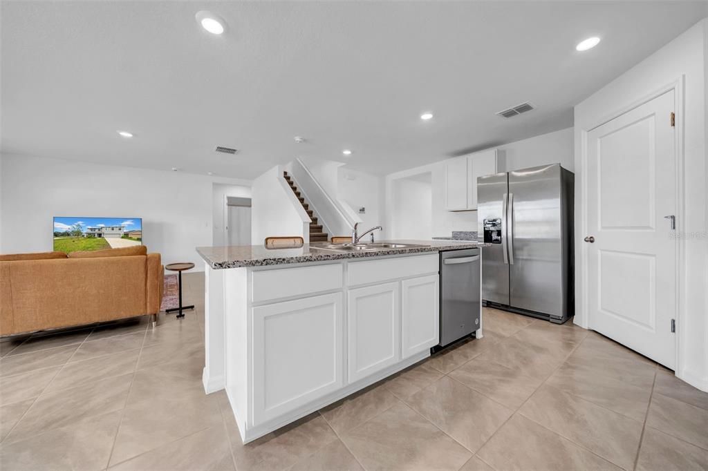 For Rent: $3,100 (5 beds, 3 baths, 2605 Square Feet)