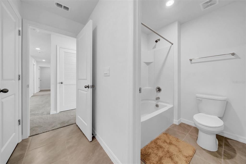 For Rent: $3,100 (5 beds, 3 baths, 2605 Square Feet)