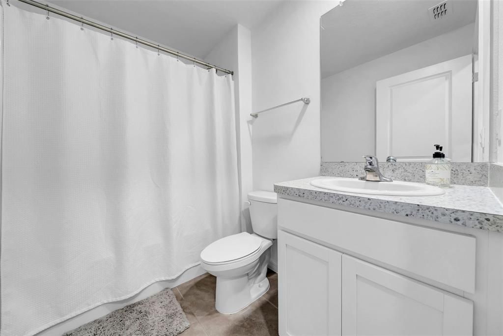 For Rent: $3,100 (5 beds, 3 baths, 2605 Square Feet)