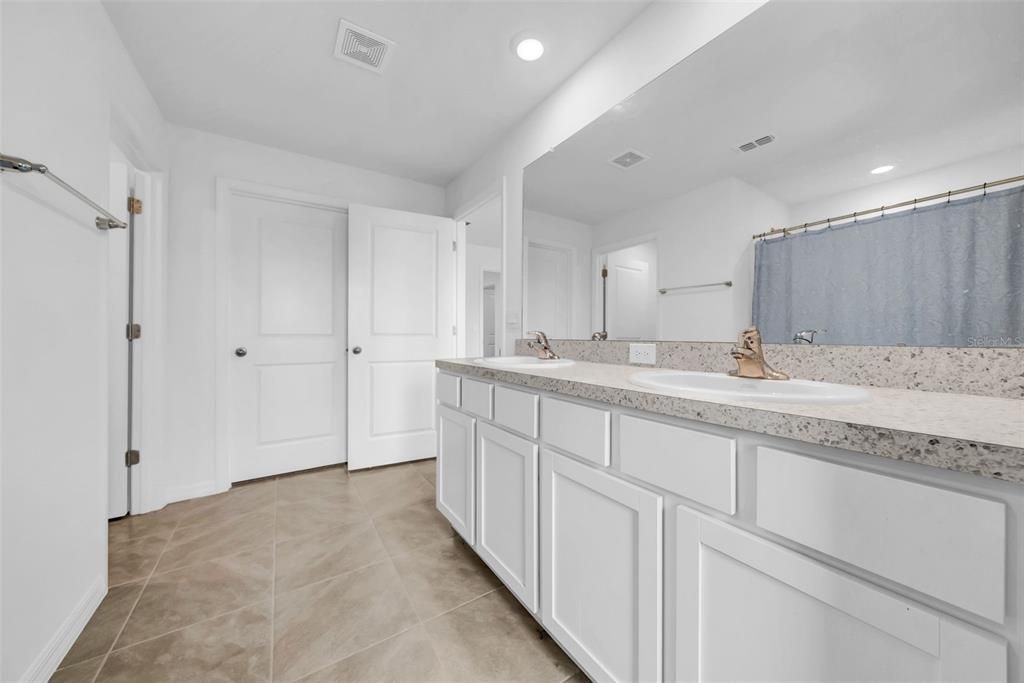 For Rent: $3,100 (5 beds, 3 baths, 2605 Square Feet)