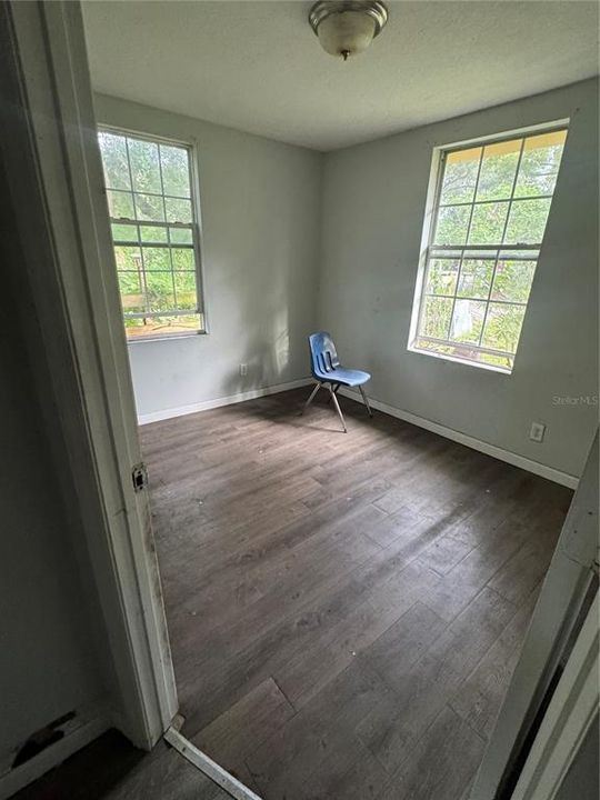 待售: $160,000 (4 贝兹, 2 浴室, 1200 平方英尺)