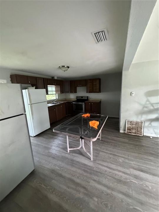 待售: $160,000 (4 贝兹, 2 浴室, 1200 平方英尺)