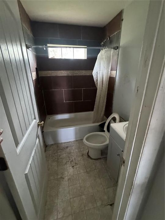 待售: $160,000 (4 贝兹, 2 浴室, 1200 平方英尺)