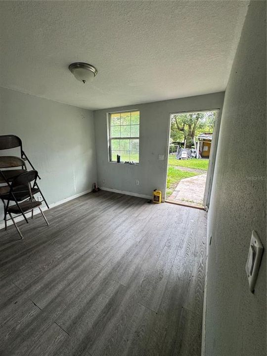 待售: $160,000 (4 贝兹, 2 浴室, 1200 平方英尺)