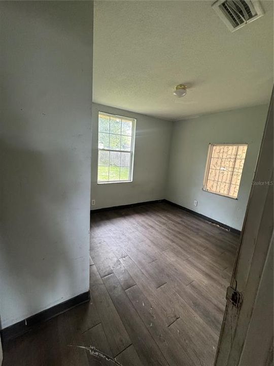 待售: $160,000 (4 贝兹, 2 浴室, 1200 平方英尺)