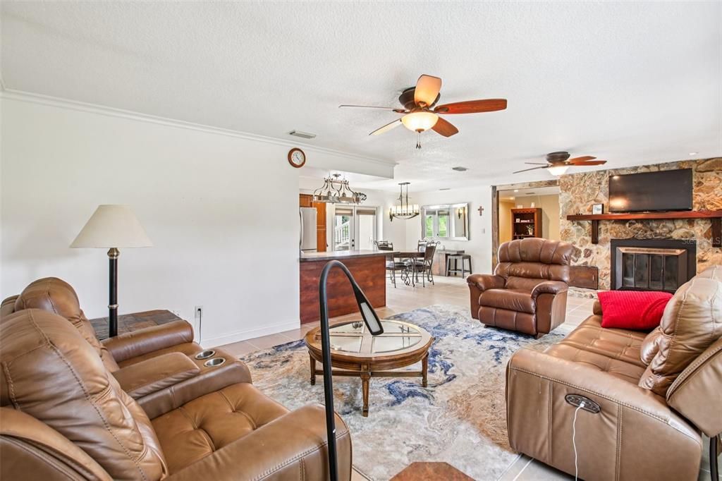 待售: $1,175,000 (3 贝兹, 2 浴室, 2636 平方英尺)