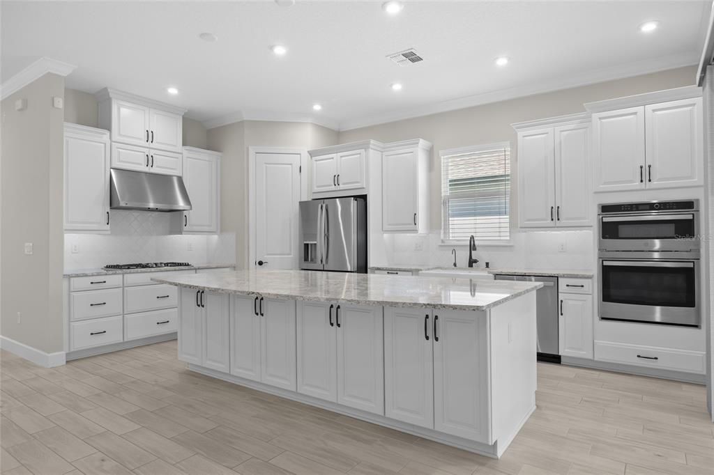 Под контрактом: $630,000 (3 спален, 3 ванн, 2449 Квадратных фут)