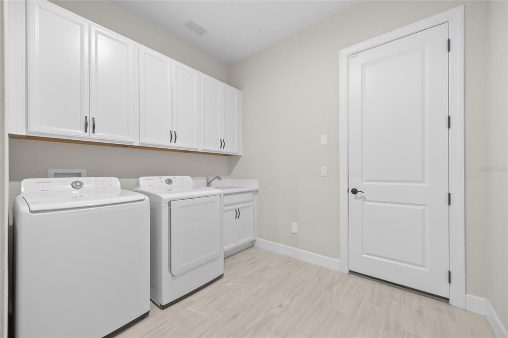 Под контрактом: $630,000 (3 спален, 3 ванн, 2449 Квадратных фут)