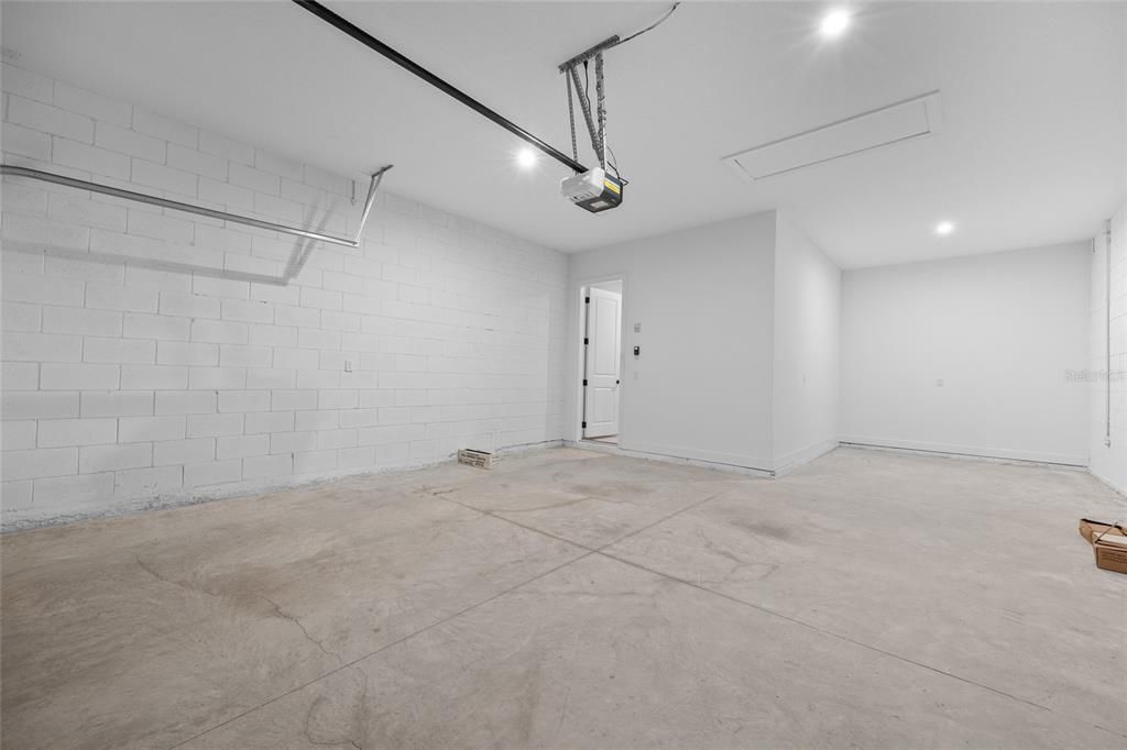 Под контрактом: $630,000 (3 спален, 3 ванн, 2449 Квадратных фут)