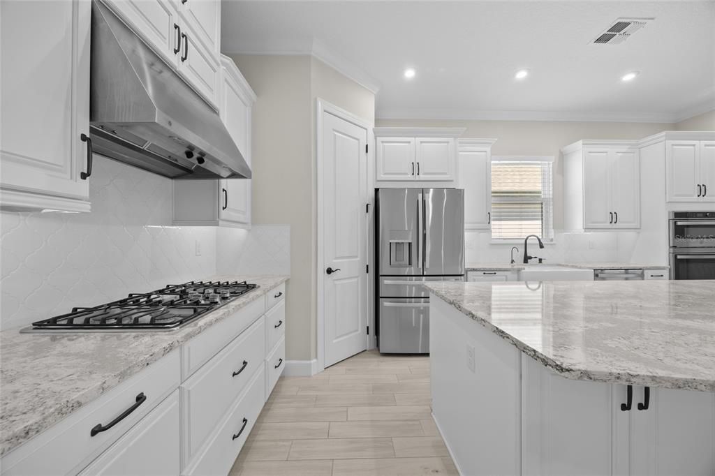 Под контрактом: $630,000 (3 спален, 3 ванн, 2449 Квадратных фут)