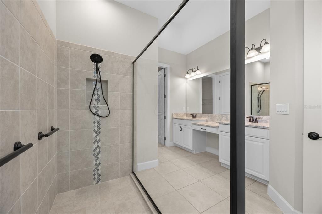 Под контрактом: $630,000 (3 спален, 3 ванн, 2449 Квадратных фут)