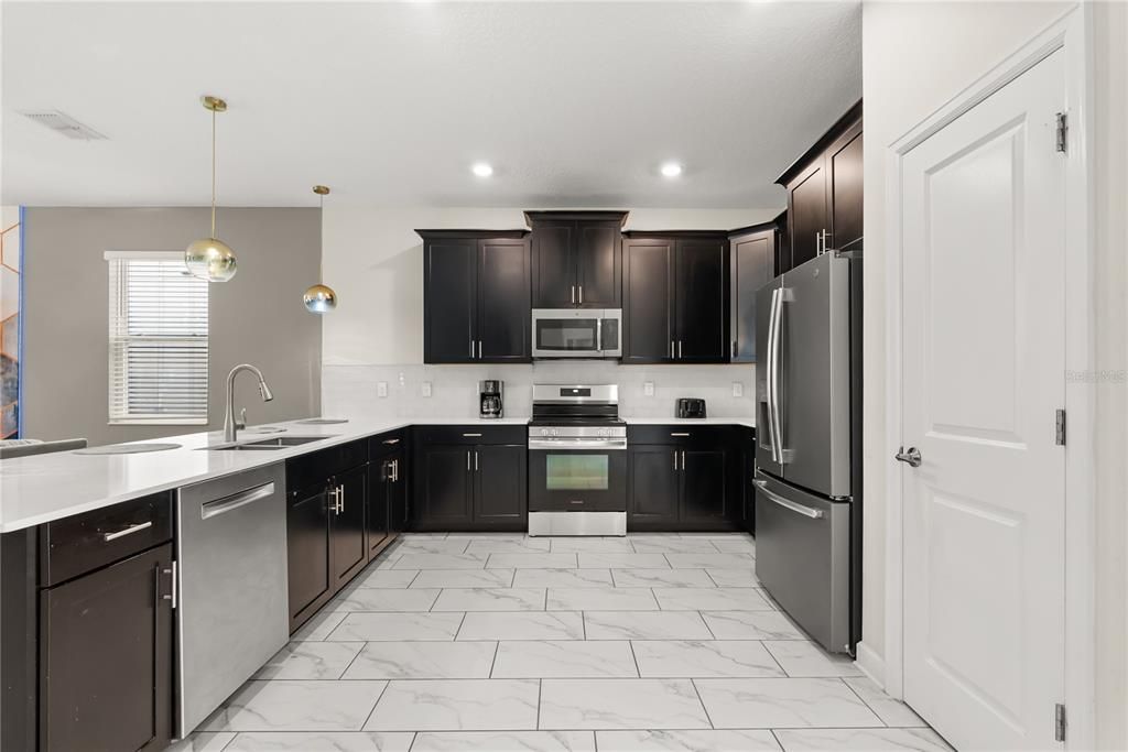 合同活跃: $855,000 (9 贝兹, 5 浴室, 4289 平方英尺)