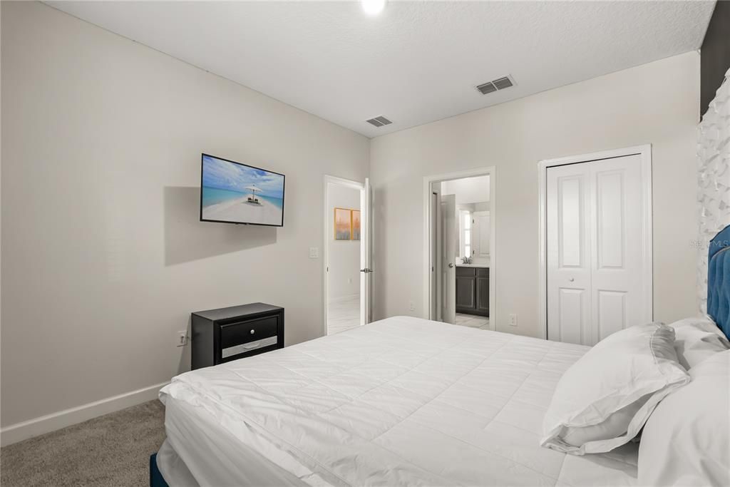 合同活跃: $855,000 (9 贝兹, 5 浴室, 4289 平方英尺)