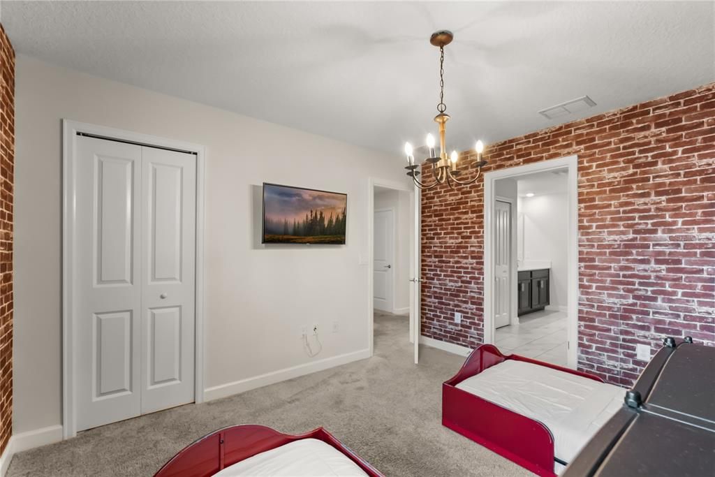 合同活跃: $855,000 (9 贝兹, 5 浴室, 4289 平方英尺)