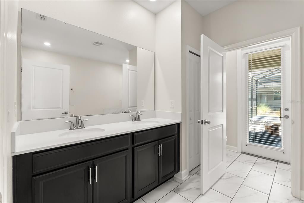 合同活跃: $855,000 (9 贝兹, 5 浴室, 4289 平方英尺)