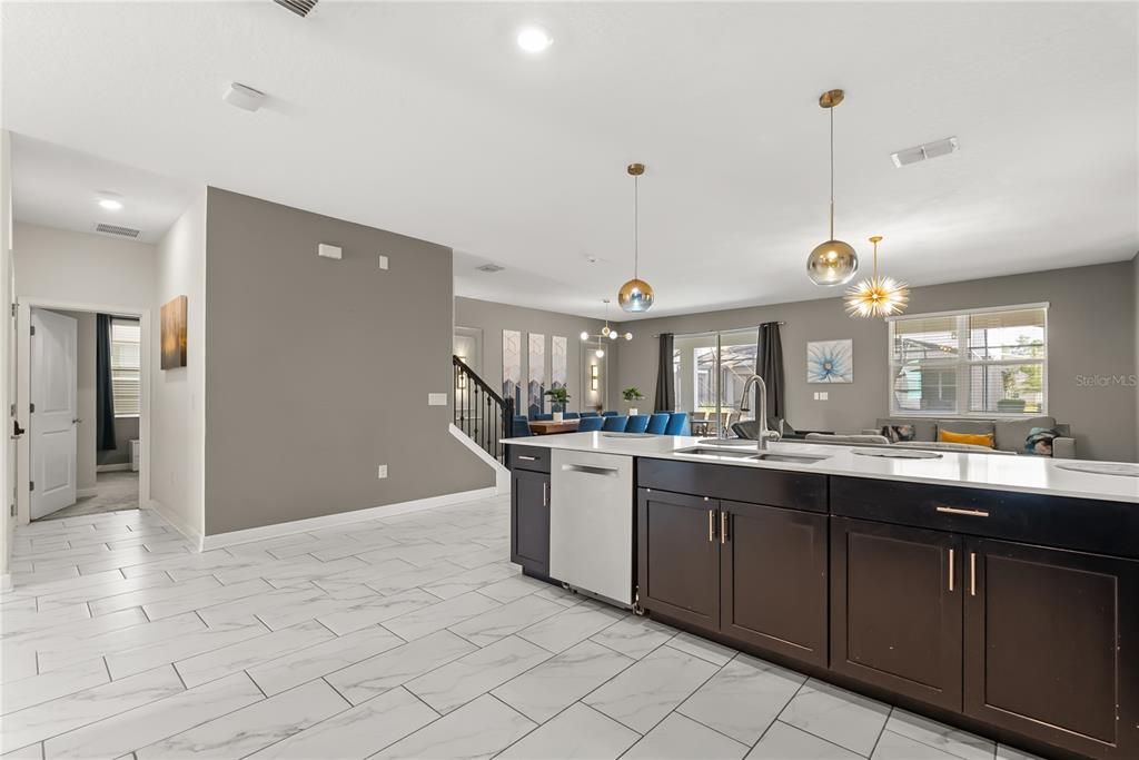 合同活跃: $855,000 (9 贝兹, 5 浴室, 4289 平方英尺)