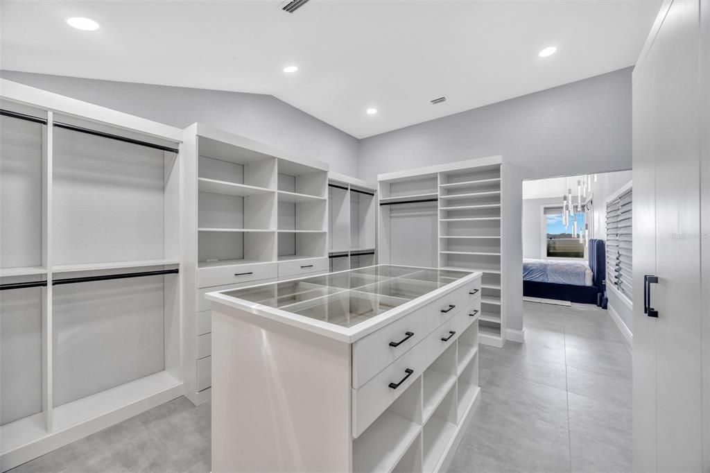 For Sale: $2,399,000 (3 beds, 3 baths, 2888 Square Feet)