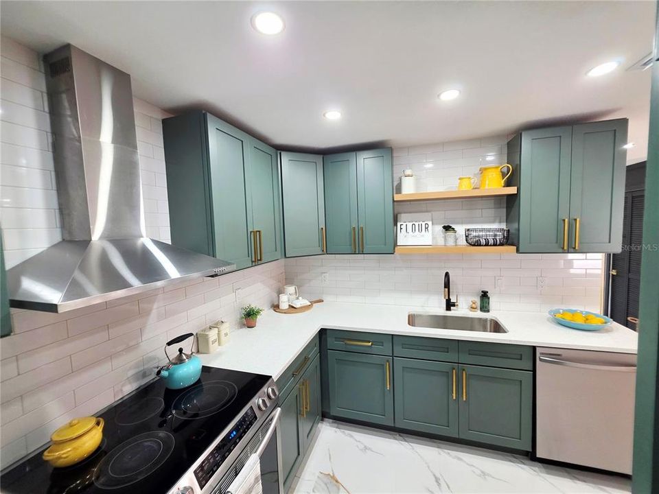 Active With Contract: $459,900 (4 beds, 2 baths, 1670 Square Feet)