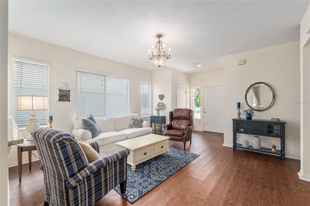 合同活跃: $223,900 (1 贝兹, 1 浴室, 1020 平方英尺)