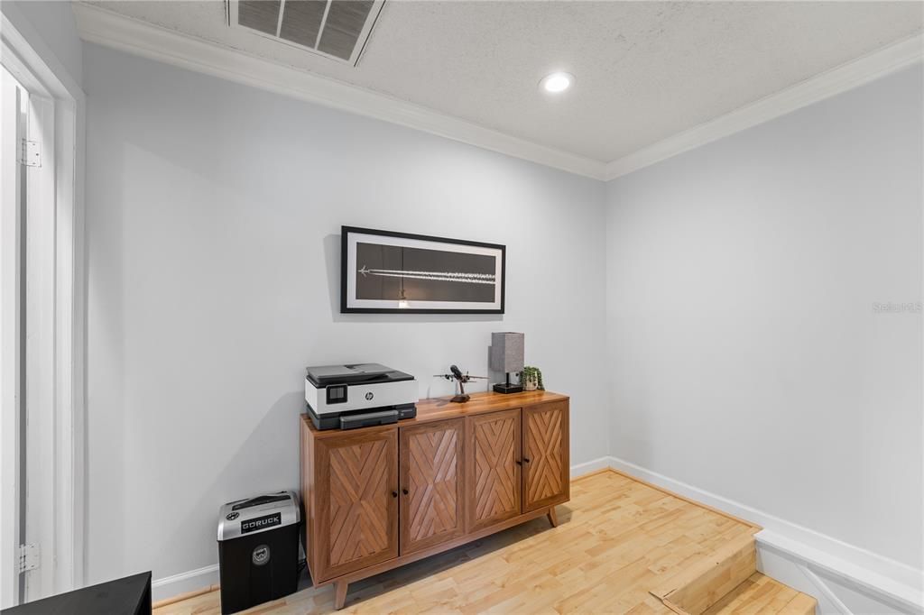 For Sale: $289,900 (2 beds, 1 baths, 1016 Square Feet)