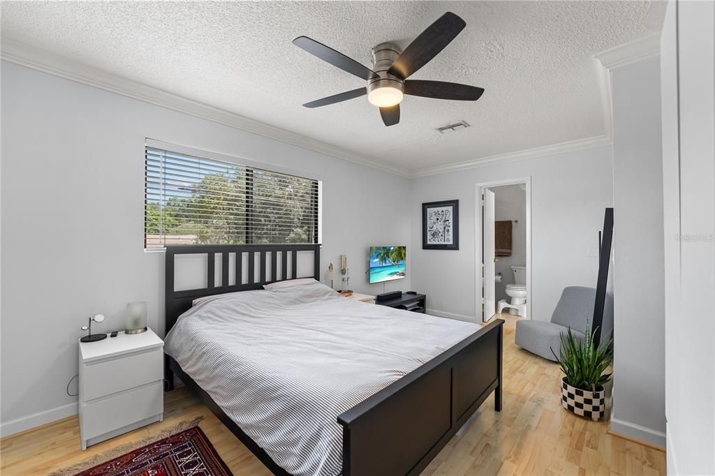 For Sale: $289,900 (2 beds, 1 baths, 1016 Square Feet)