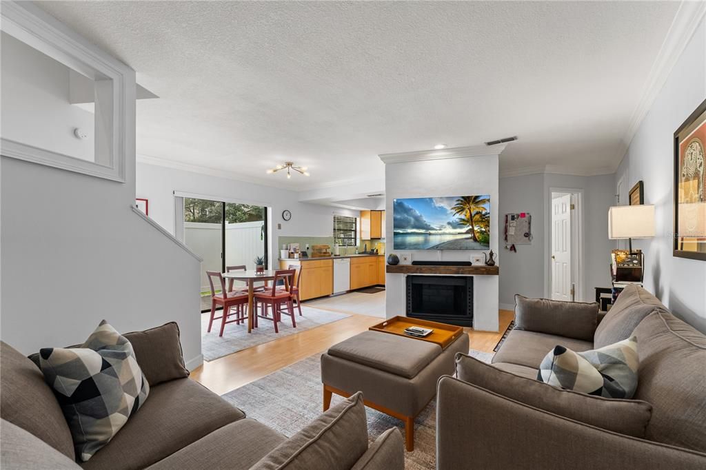 For Sale: $289,900 (2 beds, 1 baths, 1016 Square Feet)