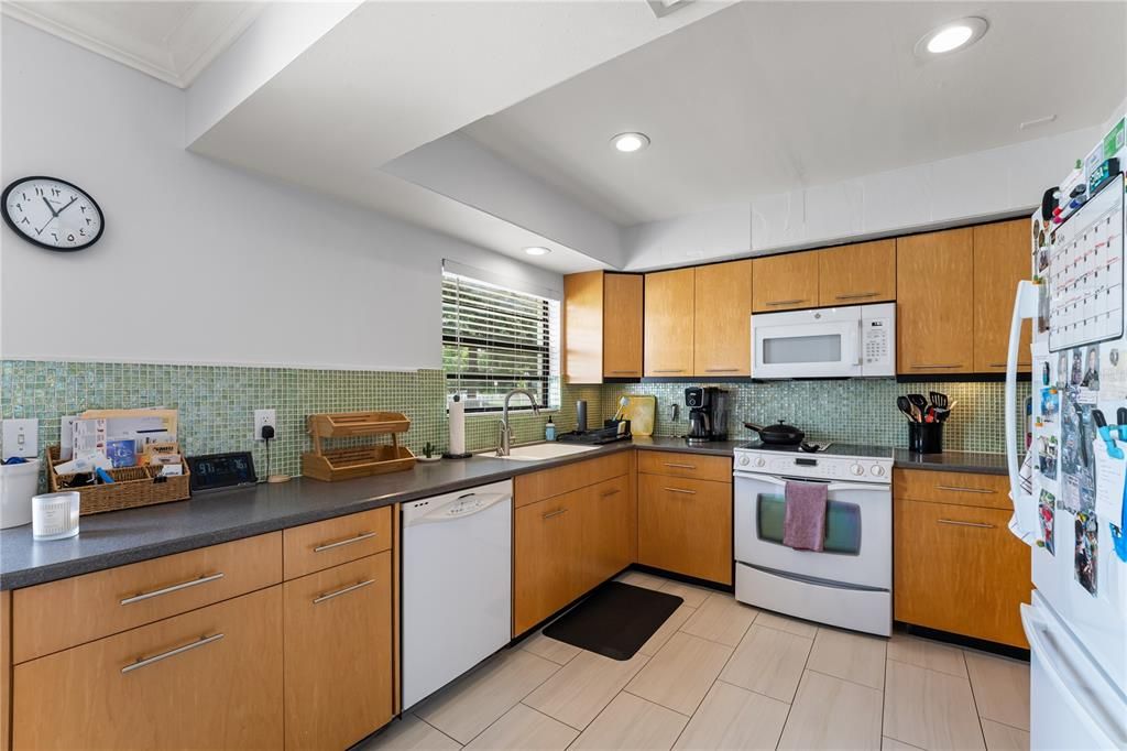 For Sale: $289,900 (2 beds, 1 baths, 1016 Square Feet)