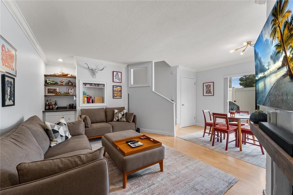 For Sale: $289,900 (2 beds, 1 baths, 1016 Square Feet)