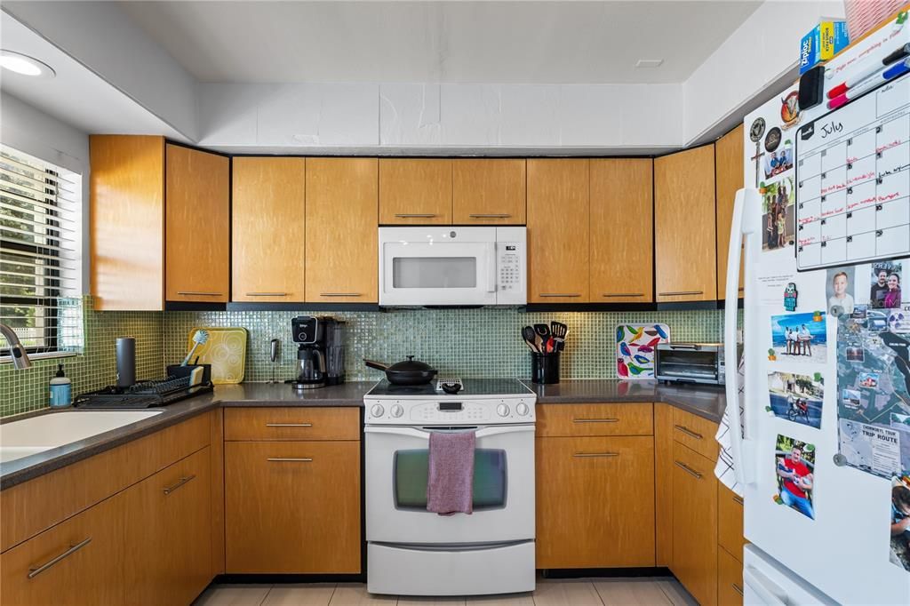 For Sale: $289,900 (2 beds, 1 baths, 1016 Square Feet)