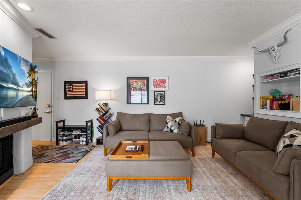 For Sale: $289,900 (2 beds, 1 baths, 1016 Square Feet)