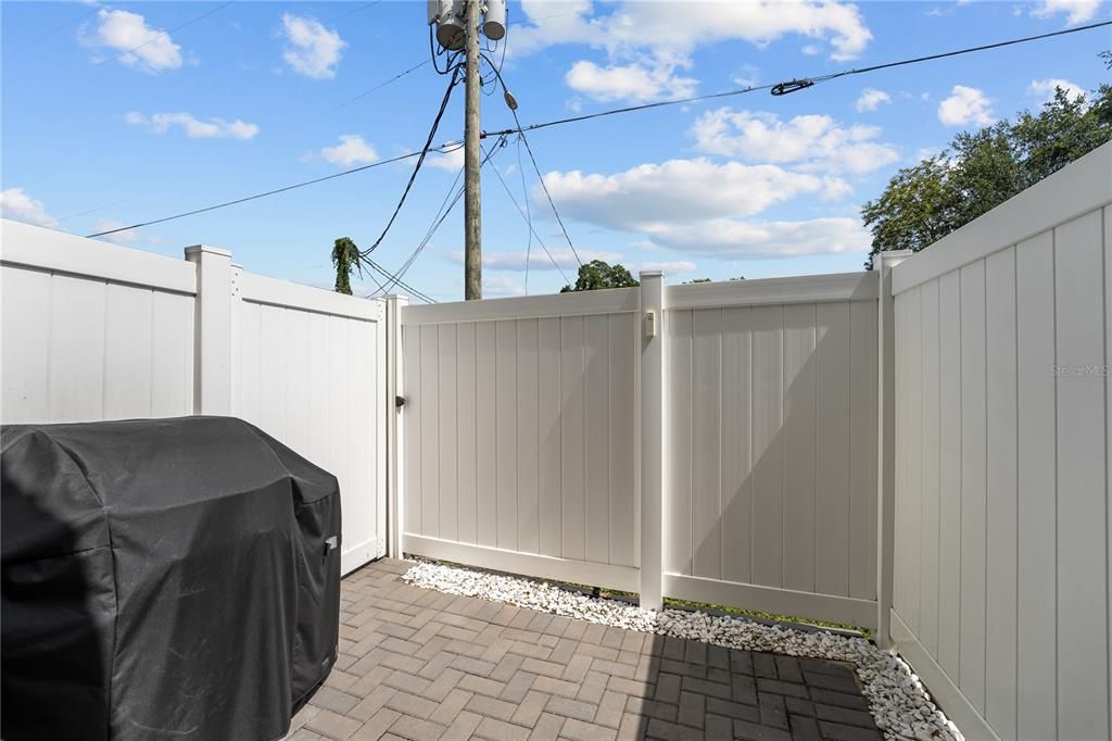 For Sale: $289,900 (2 beds, 1 baths, 1016 Square Feet)