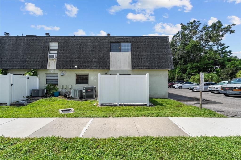 For Sale: $289,900 (2 beds, 1 baths, 1016 Square Feet)