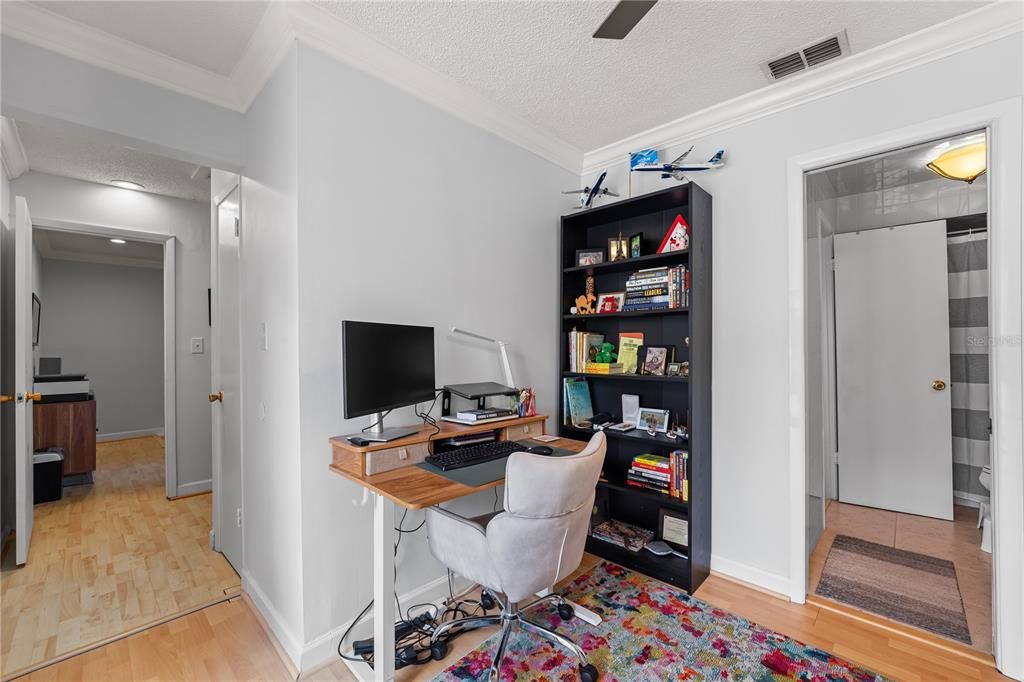 For Sale: $289,900 (2 beds, 1 baths, 1016 Square Feet)