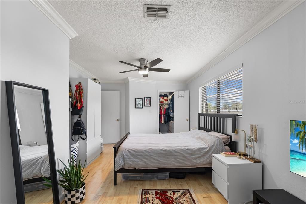 For Sale: $289,900 (2 beds, 1 baths, 1016 Square Feet)