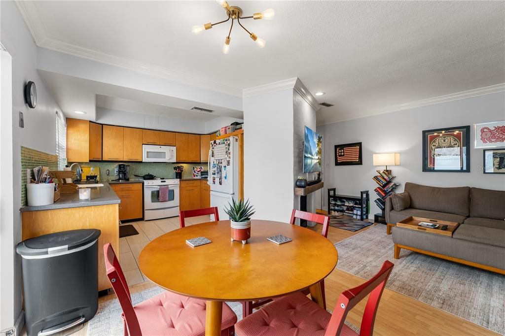 For Sale: $289,900 (2 beds, 1 baths, 1016 Square Feet)