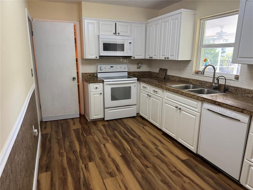 En Venta: $474,500 (3 camas, 3 baños, 2269 Pies cuadrados)