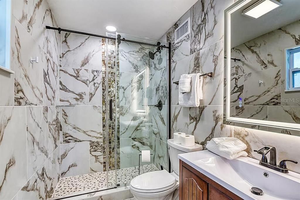 En Venta: $1,495,000 (5 camas, 3 baños, 2500 Pies cuadrados)