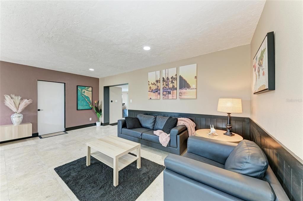 En Venta: $1,495,000 (5 camas, 3 baños, 2500 Pies cuadrados)