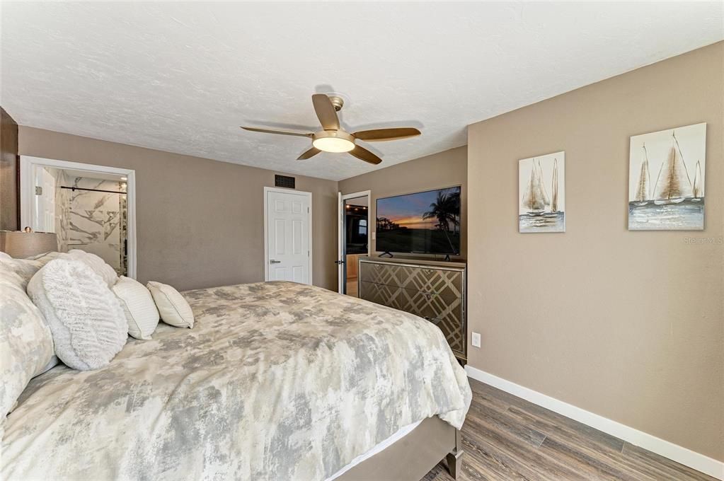 En Venta: $1,495,000 (5 camas, 3 baños, 2500 Pies cuadrados)