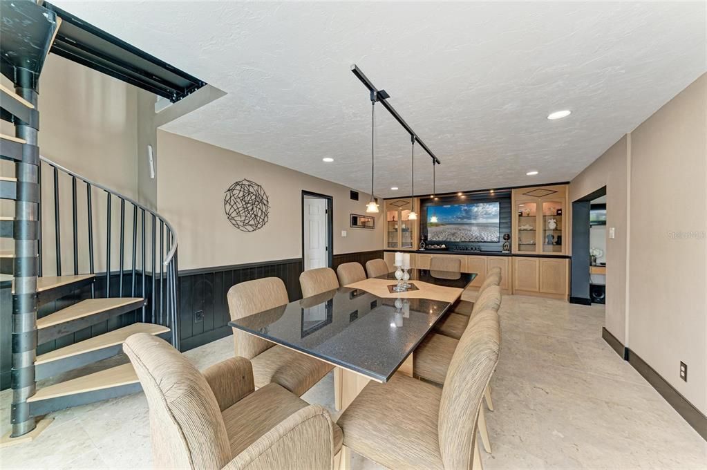 En Venta: $1,495,000 (5 camas, 3 baños, 2500 Pies cuadrados)