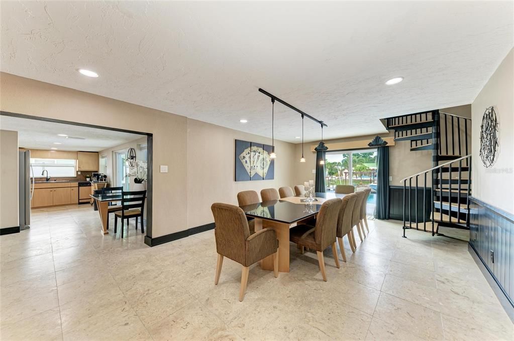 En Venta: $1,495,000 (5 camas, 3 baños, 2500 Pies cuadrados)