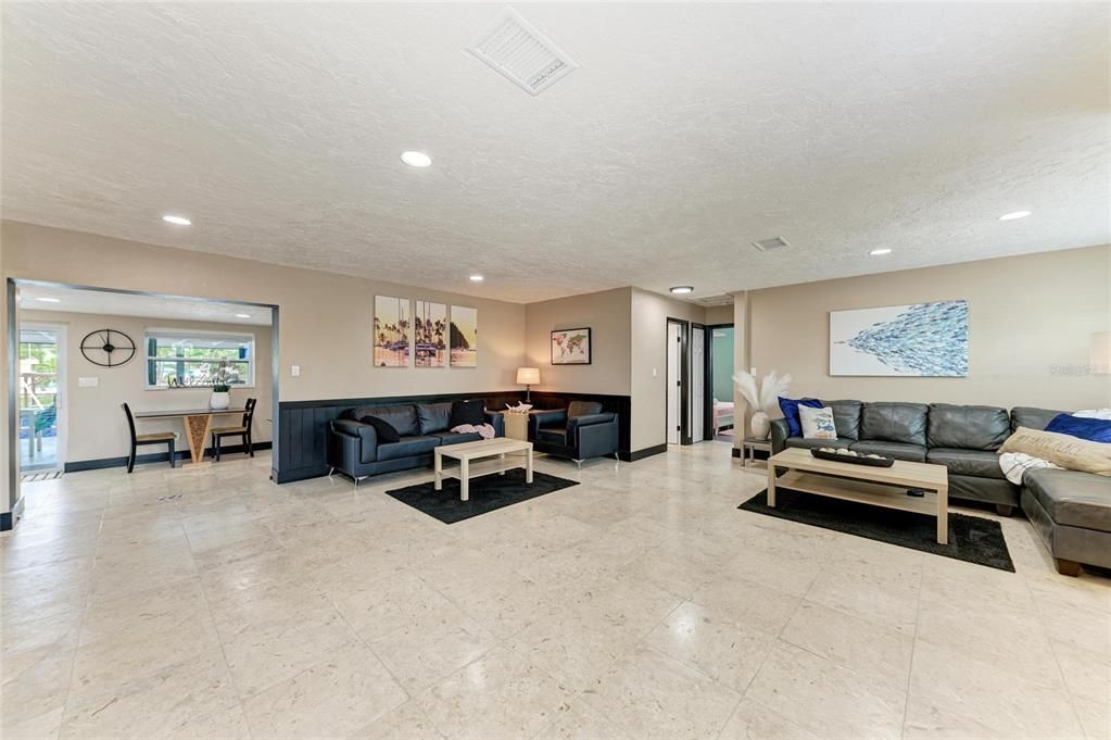 En Venta: $1,495,000 (5 camas, 3 baños, 2500 Pies cuadrados)