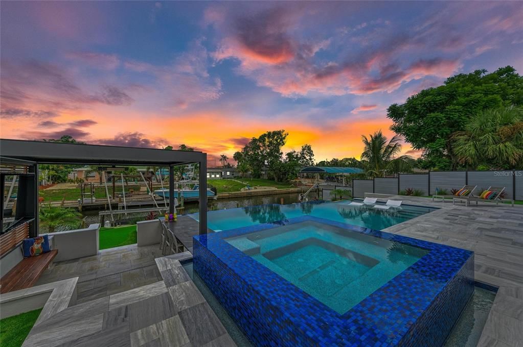 En Venta: $1,495,000 (5 camas, 3 baños, 2500 Pies cuadrados)