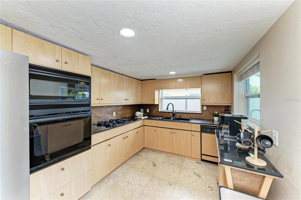 En Venta: $1,495,000 (5 camas, 3 baños, 2500 Pies cuadrados)