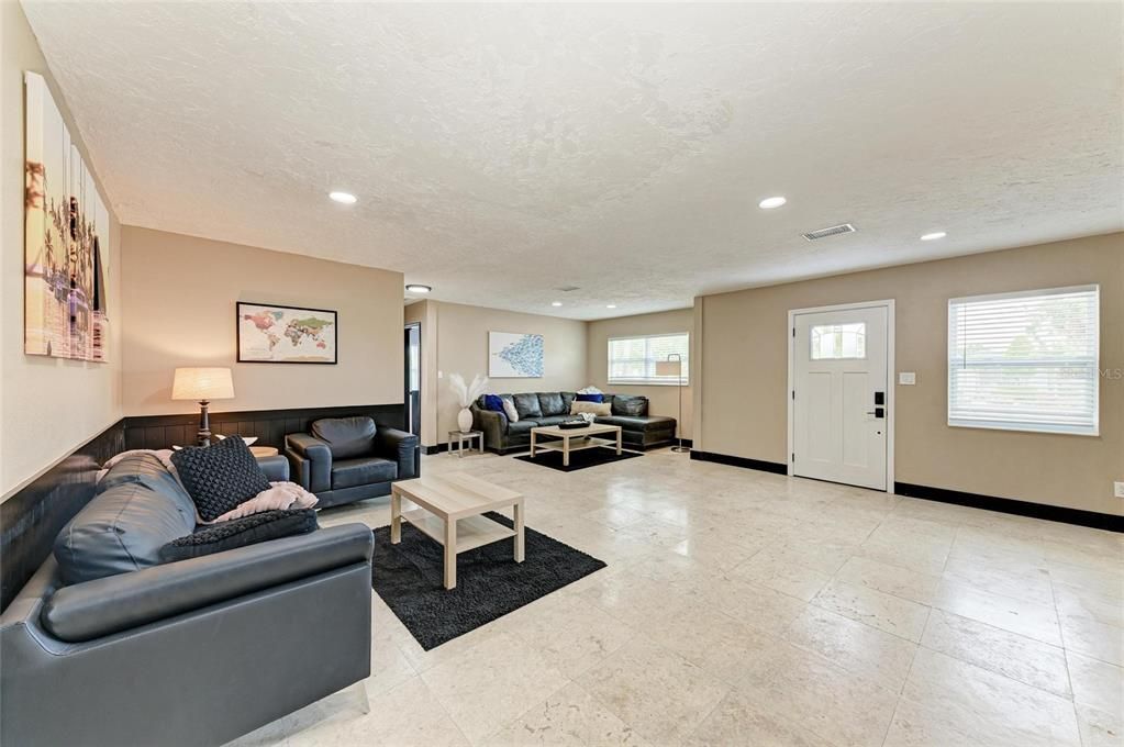 En Venta: $1,495,000 (5 camas, 3 baños, 2500 Pies cuadrados)