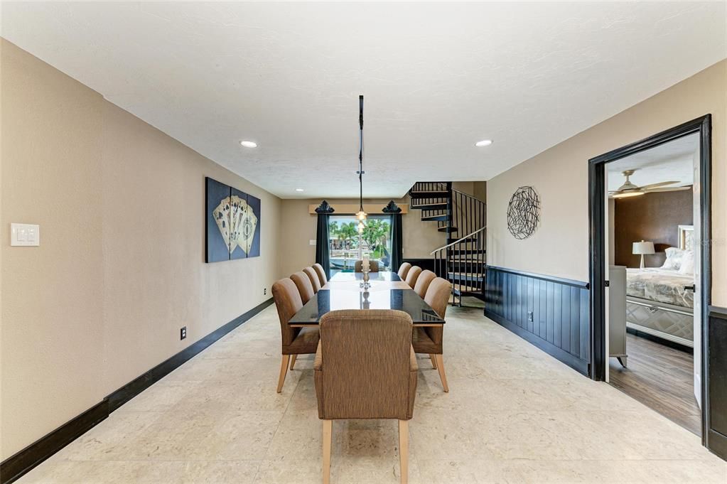 En Venta: $1,495,000 (5 camas, 3 baños, 2500 Pies cuadrados)