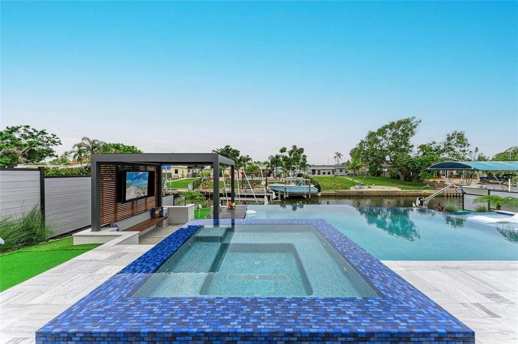 En Venta: $1,495,000 (5 camas, 3 baños, 2500 Pies cuadrados)