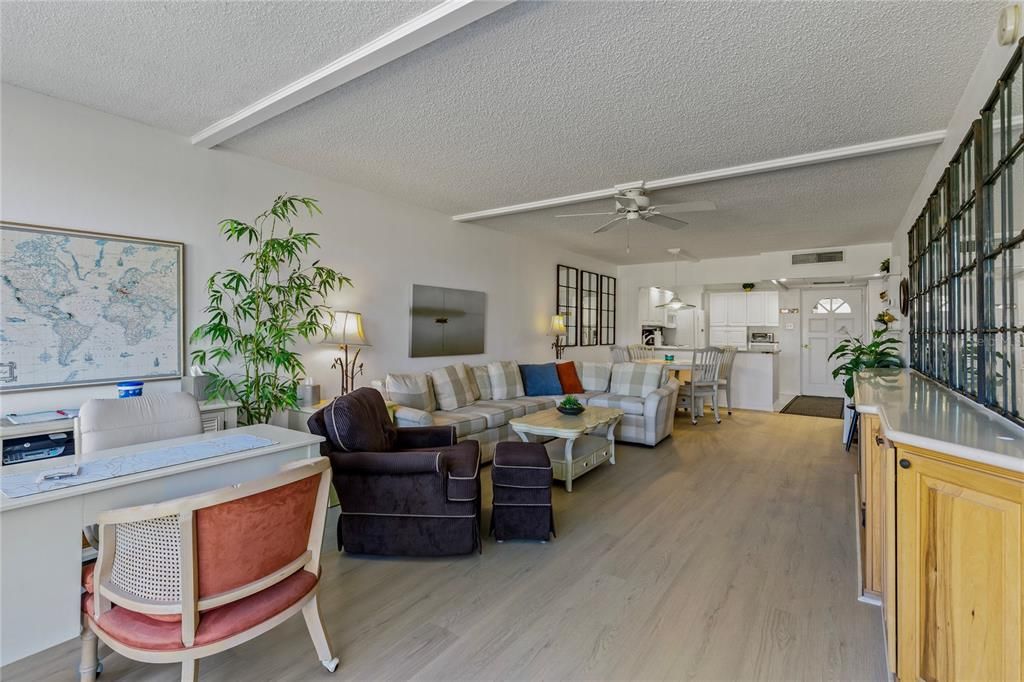 For Sale: $180,000 (2 beds, 2 baths, 1045 Square Feet)