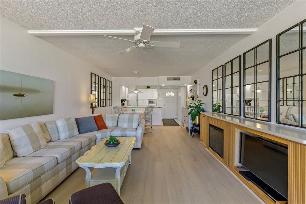 For Sale: $180,000 (2 beds, 2 baths, 1045 Square Feet)