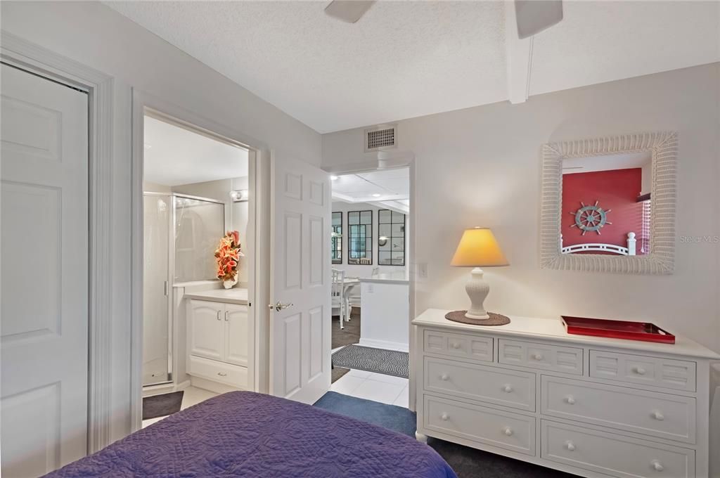 For Sale: $180,000 (2 beds, 2 baths, 1045 Square Feet)